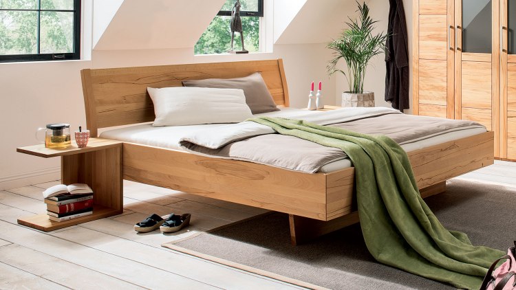 Bett Tanara aus massiver Kernbuche mit geschwungenem Kopfteil