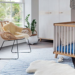 Natürliches Lammfell über einem Stuhl im Babyzimmer
