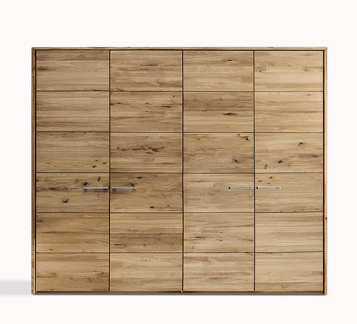 Rustikaler Kleiderschrank aus edler Wildeiche, hier die 4-türige Variante Rustikaler Kleiderschrank aus edler Wildeiche, hier die 4-türige Variante