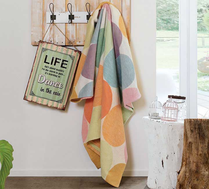 Bunte Plüschdecke an einem Haken aufgehängt Bunte Plüschdecke an einem Haken aufgehängt