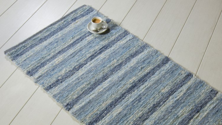 Handgewebter Teppich aus 100 Prozent Schafschurwolle - hier Farbstellung blau