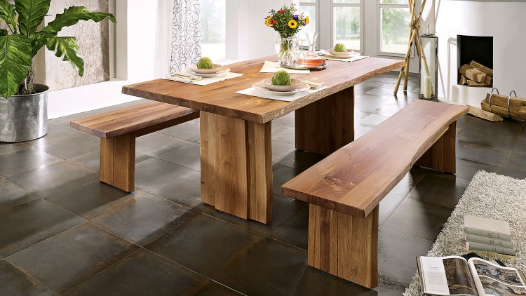 Esstisch mit Baumkanten-Tischplatte