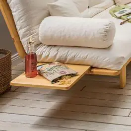 Das praktische Ansteck-Tischchen ersetzt den Couchtisch