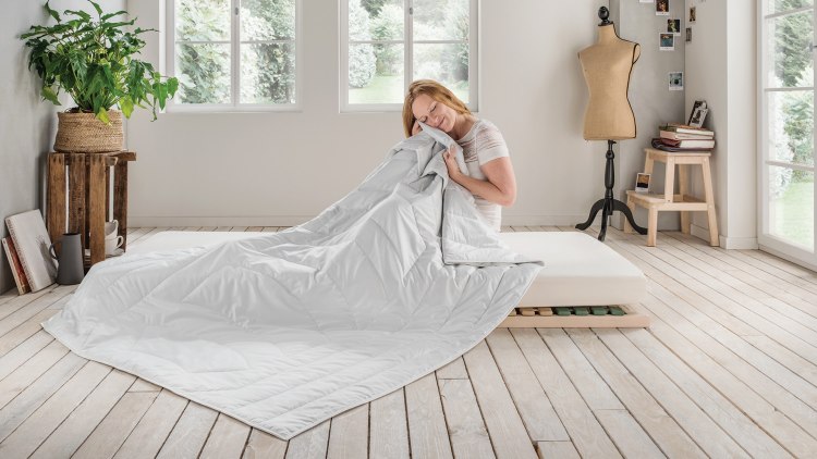 Ultraleichte Sommerdecke mit Kamelflaumhaar, der genialen Klimafaser aus der Natur
