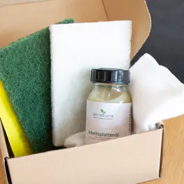 Unser Set enthält: Arbeitsplattenöl, Schleifpads, Schleifpapier, Baumwolltuch und Pflegeanleitung Unser Set enthält: Arbeitsplattenöl, Schleifpads, Schleifpapier, Baumwolltuch und Pflegeanleitung