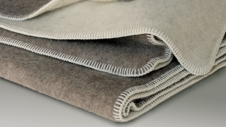Kuschelige Decke aus Schafschurwolle in Farbstellung natur/braun