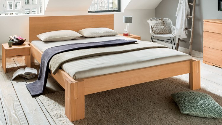 Bett Salerno in Buche mit durchgehendem Kopfteil