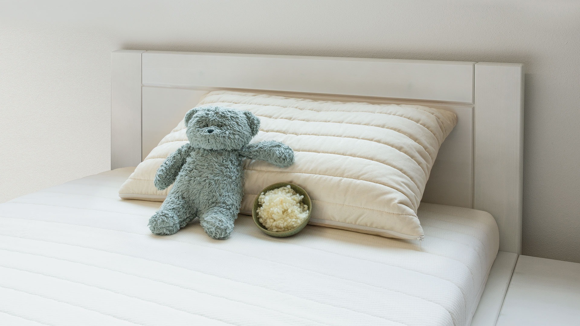 Knuddeliges Kinderkissen mit bauschigen Kügelchen aus Schafschurwolle /kbT Kinderkissen Pecora mit Wollflocken-Kügelchen