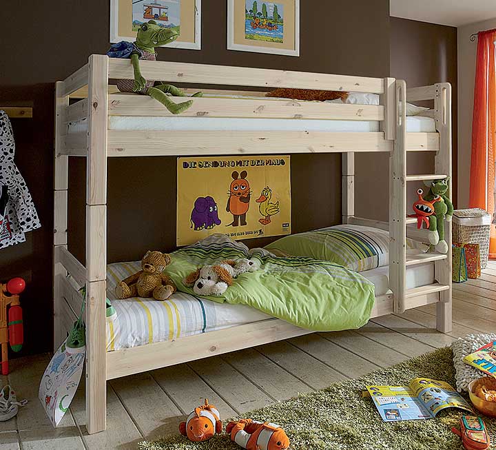 Etagenbett aus massiver Kiefer in weiß lasiert mit gerader Leiter Etagenbett aus massiver Kiefer in weiß lasiert mit gerader Leiter