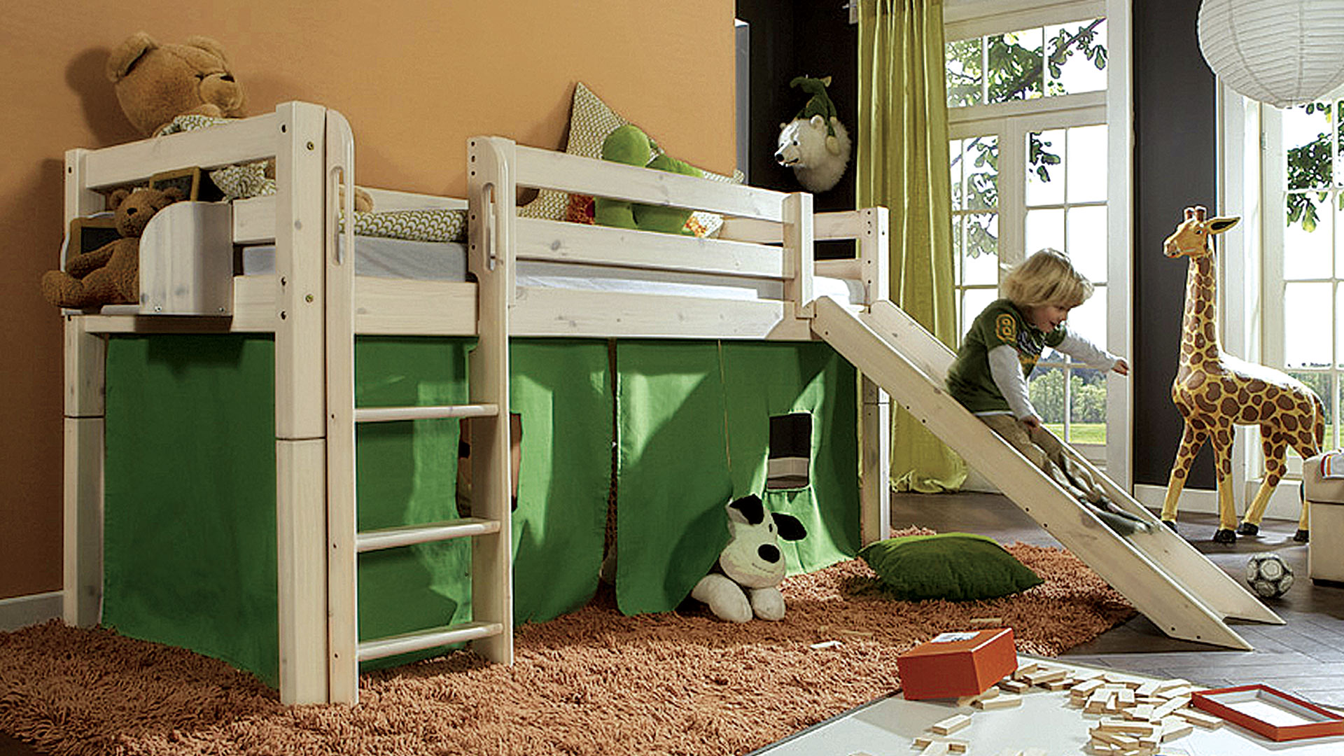 Hier umgebaut zum Mini-Hochbett mit gerader Leiter und gerader Rutsche
