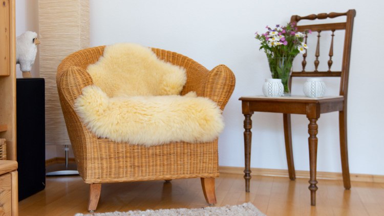 Das Fell schafft ein natürliches Ambiente