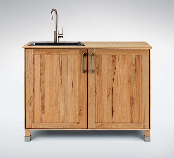 Front mit attraktiver Kassetten-Optik, hier Holzart Kernbuche mit modernen Metall-Stulpen Front mit attraktiver Kassetten-Optik, hier Holzart Kernbuche mit modernen Metall-Stulpen