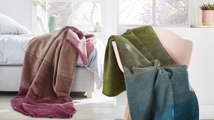 Plüschdecken in den Farben blau/grün oder rosa/beere erhältlich