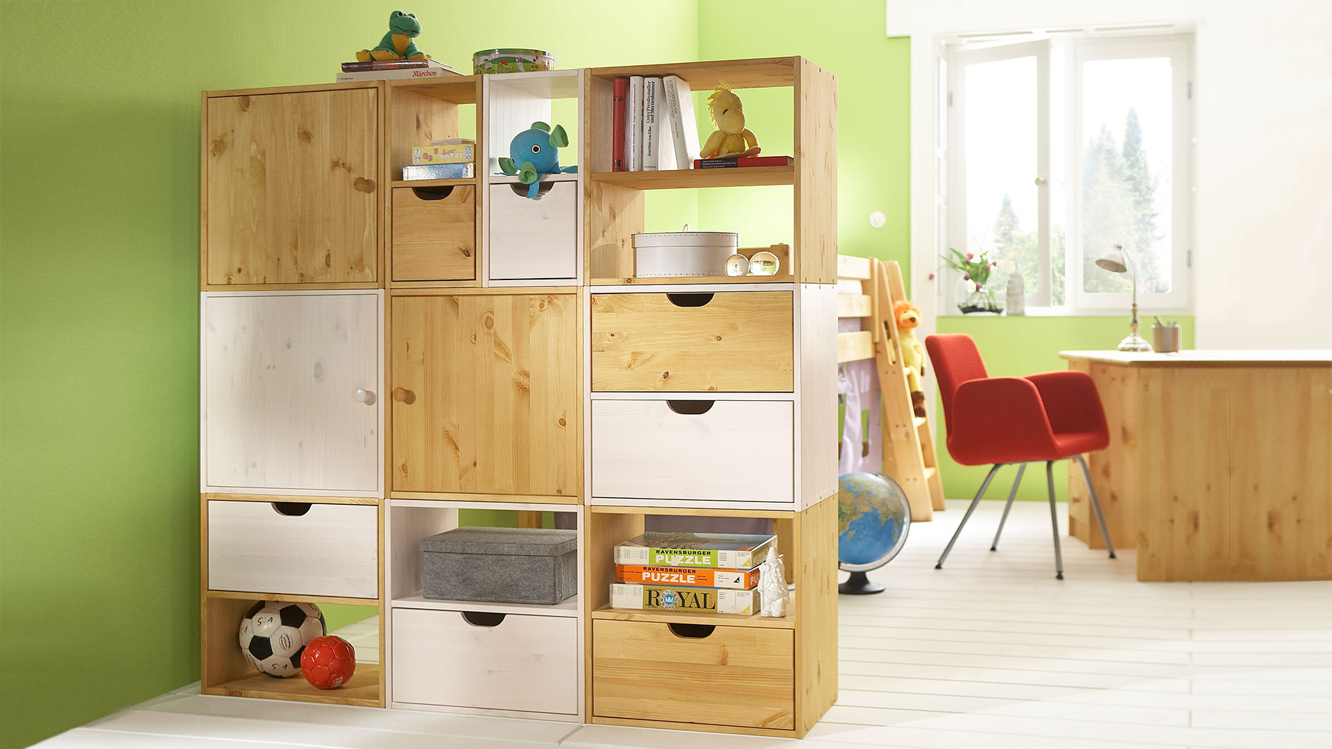 Einzelelemente des Regalwürfel-Systems Kiddy gekonnt zum Raumteiler kombiniert