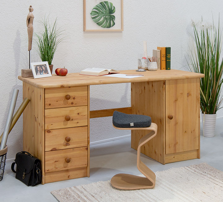 Schreibtisch Nino, Variante 02 mit gelaugt/geölter Oberfläche Schreibtisch Nino, Variante 02 mit gelaugt/geölter Oberfläche