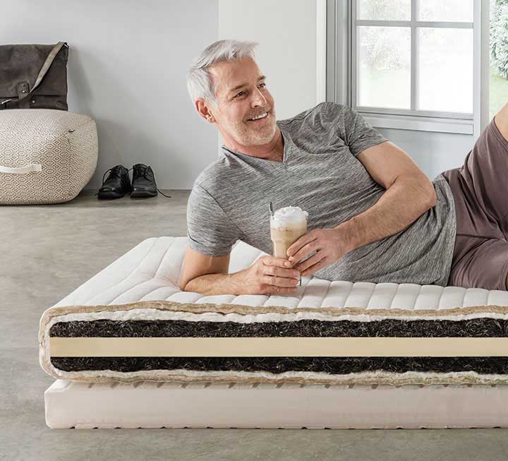 mit festerem Liegegefühl
Handmade in Germany - hochwertige Manufaktur-Qualität aus dem Schwarzwald mit festerem Liegegefühl
Handmade in Germany - hochwertige Manufaktur-Qualität aus dem Schwarzwald