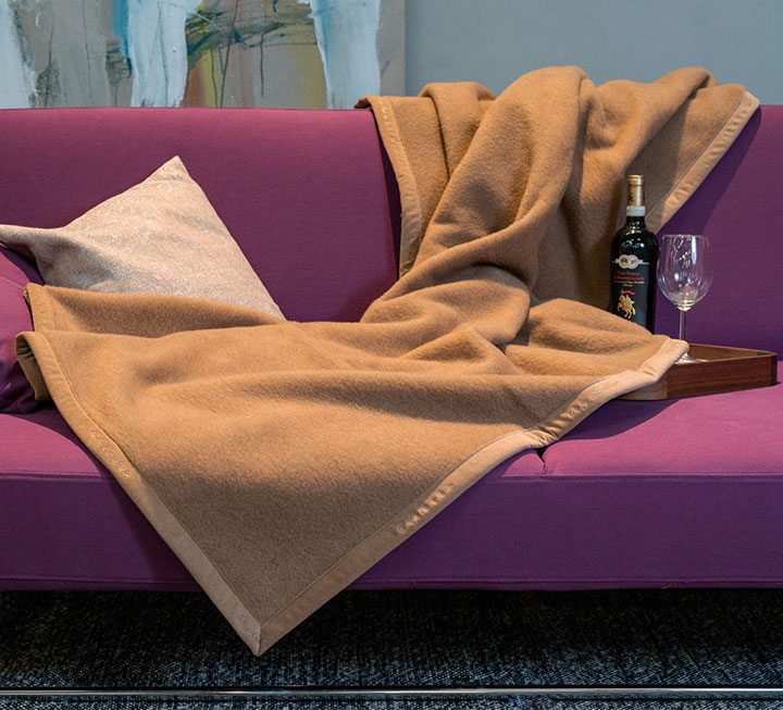 Wolldecke aus Kamelhaar in Farbe kamel, ausgebreitet auf einem Sofa Wolldecke aus Kamelhaar in Farbe kamel, ausgebreitet auf einem Sofa