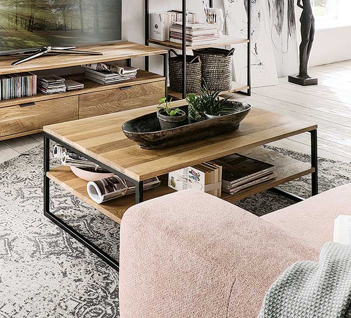 Kontrastreicher Couchtisch im modernen Industriestil Kontrastreicher Couchtisch im modernen Industriestil