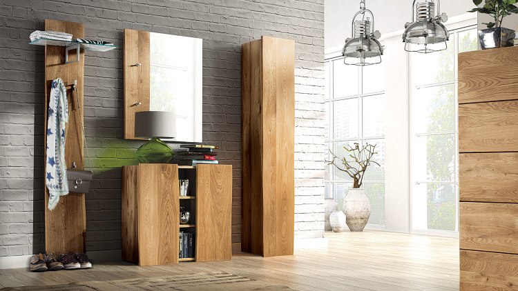 Klassisch gefertigte Garderobe aus Eiche