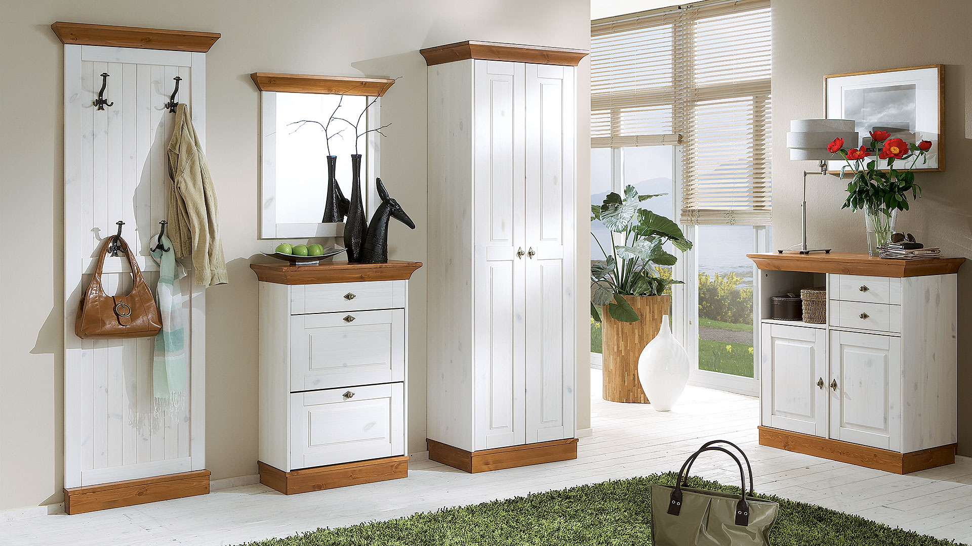 Garderobe mit 4 Haken und braunen Farbakzenten.