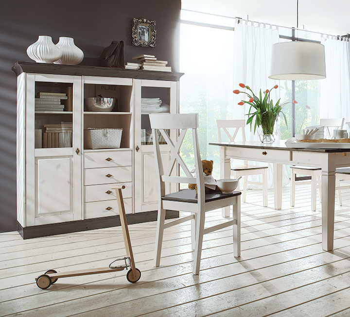 Klassisch-rustikales Highboard mit edlem Farbkontrast in weiß/braun Klassisch-rustikales Highboard mit edlem Farbkontrast in weiß/braun