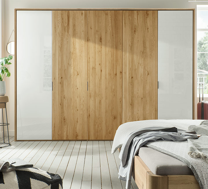 Edle Wildeiche trifft modernes Weißglas Edle Wildeiche trifft modernes Weißglas