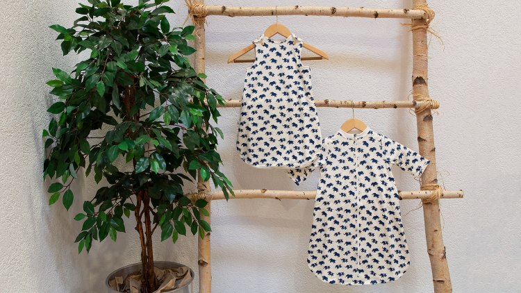 Der Babyschlafsack überzeugt mit abenteuerlichem Elefanten-Motiv