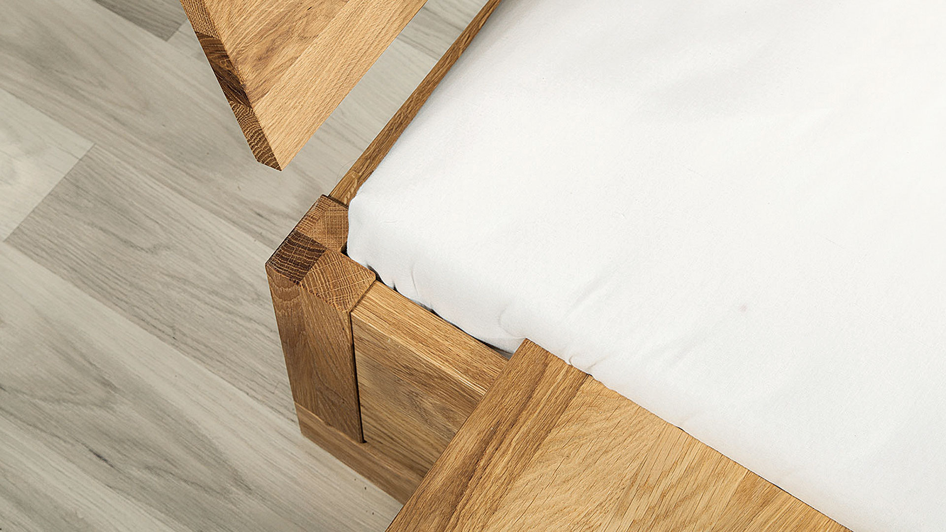 Massivholzbett "Genova" - Elegantes, niedriges Einzel- und Doppelbett