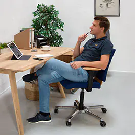 Passive, entspannte Sitzhaltung - lassen Sie die Gedanken fließen! Passive, entspannte Sitzhaltung