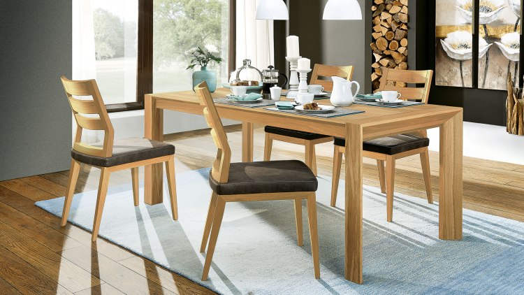 Moderner und bequemer Stuhl im klassischen Design