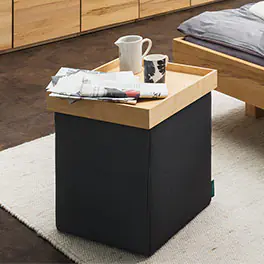 Hocker mit praktischem Holztablett - ein echter Alleskönner! Hocker mit praktischem Holztablett - ein echter Alleskönner!