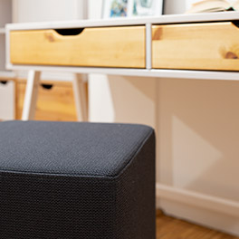 Der bequeme Hocker mit quadratischer Sitzfläche - passend zu Ihrem Schreibtisch