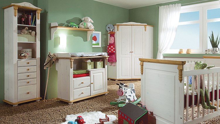 Geräumiger Eck-Kleiderschrank aus Kiefernholz