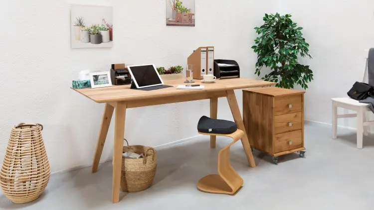 Der ideale Platz für Büro- und Bastelarbeiten - hier in Wildeiche bianco