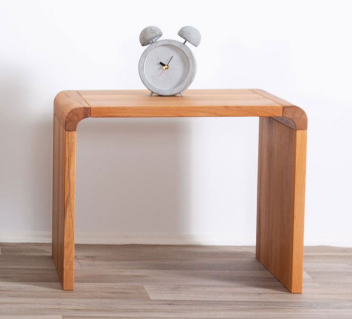 Massivholz-Nachttisch mit harmonisch abgerundeten Ecken Massivholz-Nachttisch mit harmonisch abgerundeten Ecken