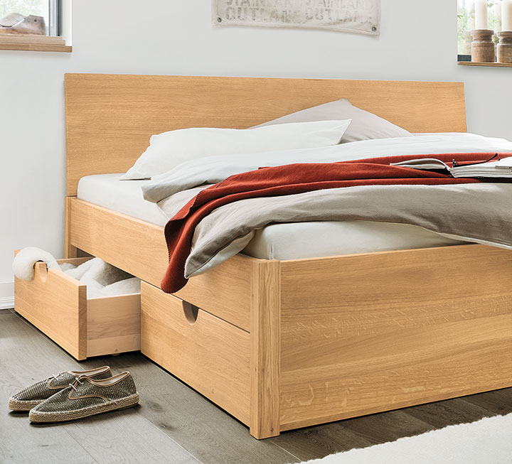 Puristisch gestaltetes Schubkastenbett Puristisch gestaltetes Schubkastenbett