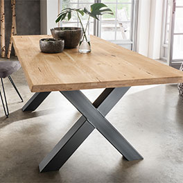 Tischplatte Wildeiche mit natürlicher Baumkante, Gestell X-Form aus Schwarzstahl