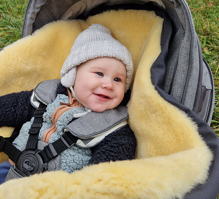 Wetterfest in jeder Lage - mit dem Lammfell-Kinderwagen-Fußsack Ovina Wetterfest in jeder Lage - mit dem Lammfell-Kinderwagen-Fußsack Ovina