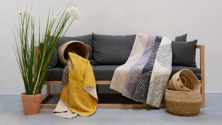 Baumwoll-Plüschdecke mit spannendem Muster in den Farben grau und ocker