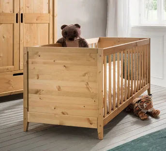 Babybett in modernem Design aus hellem Kiefernholz