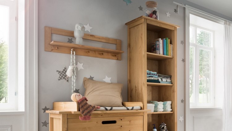 Wandboard mit breiter Ablage und praktischen Haken