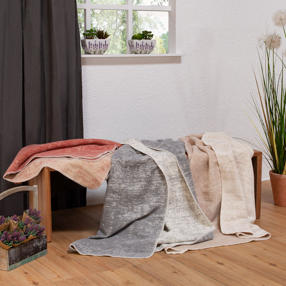 Baumwoll/Schurwoll-Plüschdecke "Levala" | 130x180 cm | beige | Bio-Material | Handgefertigt | schadstoffgeprüft | Wolldecken