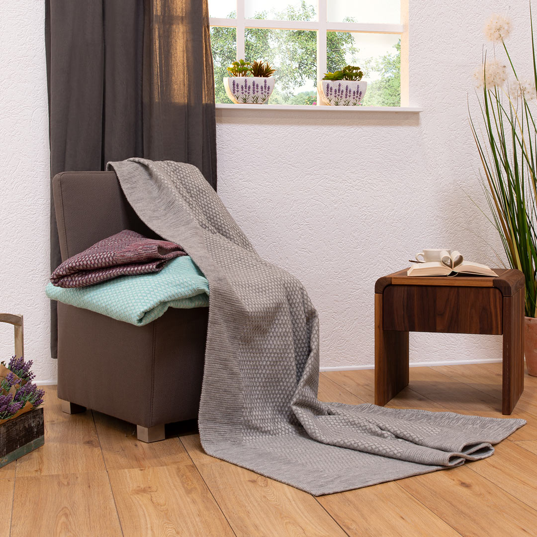 Baumwoll/Schurwoll-Plüschdecke "Metrico" | 140x200 cm | aqua | Bio-Material | Handgefertigt | schadstoffgeprüft | Wolldecken