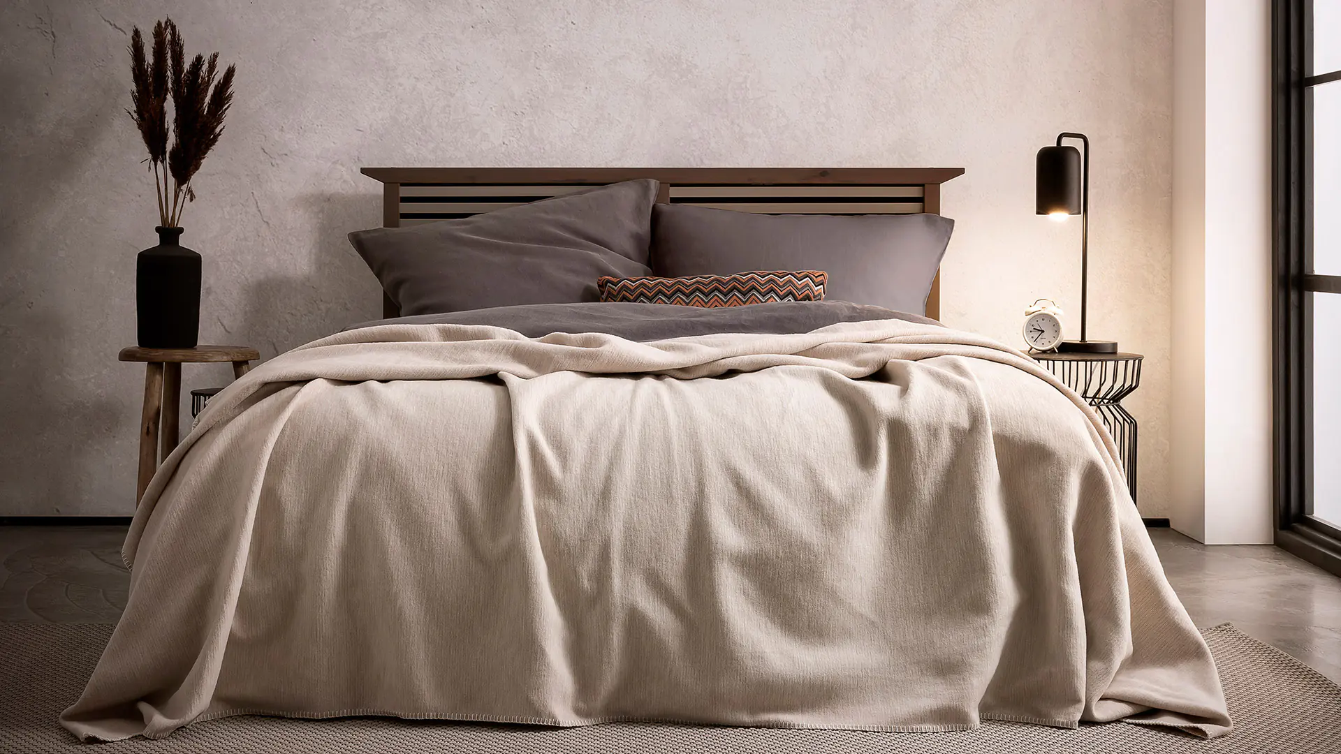 Wende-Tagesdecke über einem Bett in der Farbe beige