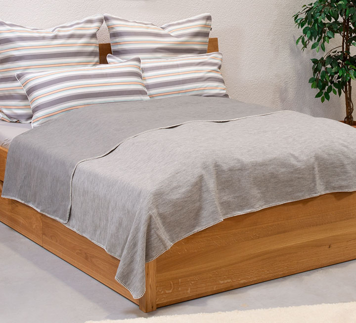 Wende-Tagesdecke über einem Bett in der Farbe grau in der Größe 220x250 cm Wende-Tagesdecke über einem Bett in der Farbe grau in der Größe 220x250 cm