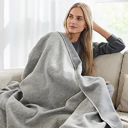Graue Tagedecke auch zum Einkuscheln geeignet. Große Tagesdecke zum Einkuscheln
