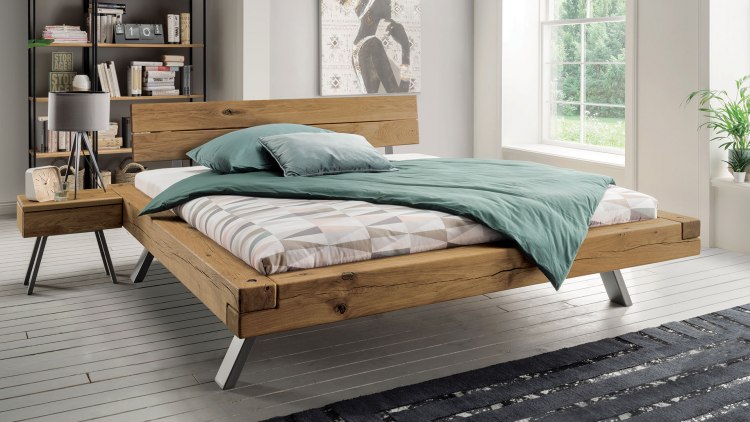 Balken-Bett mit dem passenden Nachttisch
