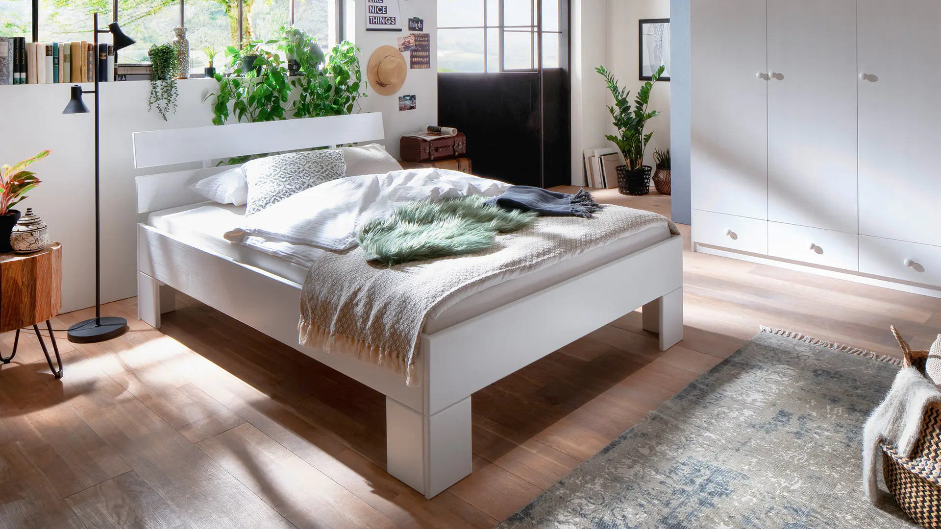 Modernes Jugendbett in frischem Weiß mit markanten Winkelfüßen
