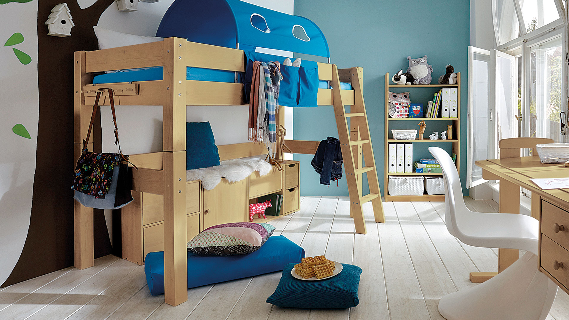 Mittel-Hochbett aus schönem Kiefernholz, hier in gelaugt/geölt