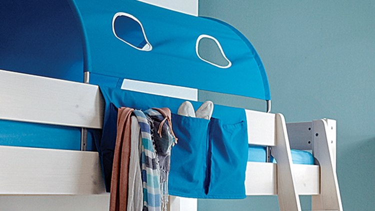 Stofftasche Pico, hier in der Farbe blau, bietet nützlichen Stauraum direkt am Bett